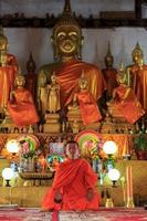 monaco che medita nella posizione del loto