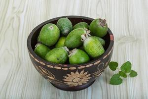 feijoa nel un' ciotola su di legno sfondo foto