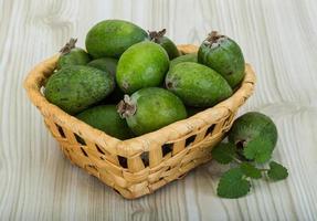 feijoa nel un' cestino su di legno sfondo foto