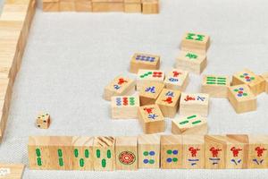 giocatore mano a partire dal di legno piastrelle nel mahjong gioco foto