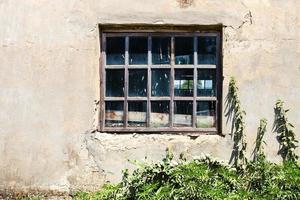 finestra nel vecchio squallido edificio foto