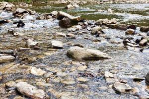 guado a fiume nel Caucaso montagne foto