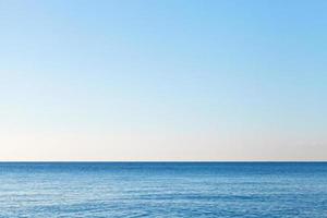 silenzioso nero mare nel autunno mattina vicino yalta foto