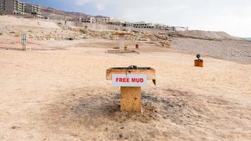 vassoio con medicinale fango su spiaggia di morto mare foto