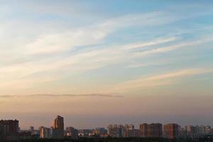 tramonto cielo al di sopra di città nel estate foto