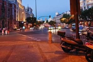 strada nel Madrid, Spagna nel notte foto