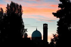 cupola basilica e scuola del carminio nel padova foto