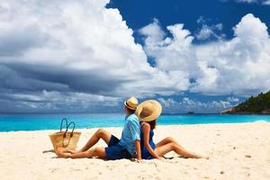 coppia su una spiaggia alle seychelles foto