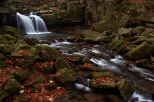 autunno cascata e pietre foto