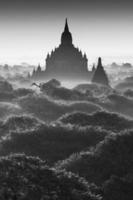 Tempio di Bagan nella nebbia all'alba in b & n