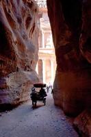 beduino carrozza nel siq passaggio per petra città foto