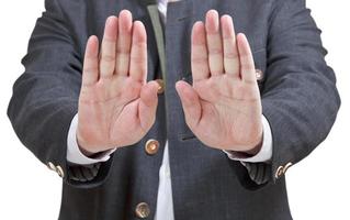 fermare cartello di Due palme - uomo d'affari mano gesto foto