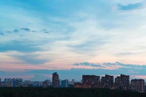 duro blu e rosa notte cielo al di sopra di città foto