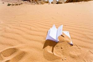 Nota libro nel rosso sabbia duna di deserto foto
