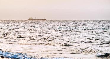 rosa tramonto su rosso mare foto