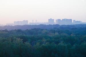 leggero blu presto Alba al di sopra di urbano case e parco foto