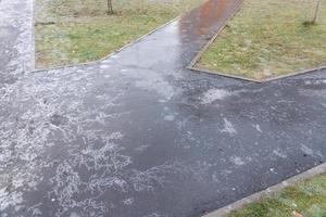 superficie di un' nevoso, scivoloso strada su un' inverno giorno. foto