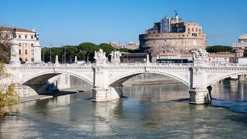 Visualizza di ponte e castello di santo angelo nel Roma foto