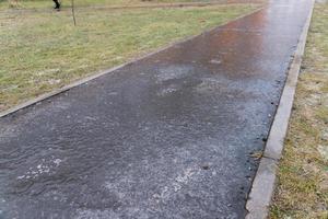 superficie di un' nevoso, scivoloso strada su un' inverno giorno. foto