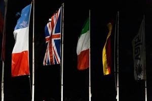 agitando bandiera di Germania, Inghilterra, Francia, Italia nel il notte cielo. stato simbolo su ondulato cotone tessuto. foto