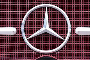 Minsk, bielorussia - gennaio 21, 2021 - logo mercedes-benz - Tedesco auto produttore. il marca è Usato per lusso macchine, autobus, turismo autobus e camion. foto