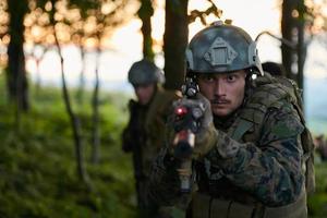 militare soldati nel campo foto