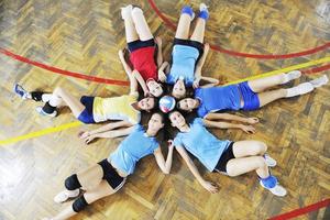 ragazze che giocano a pallavolo indoor foto