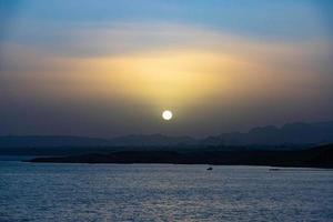 tramonto al di sopra di il montagne, su il sinai penisola, Egitto, sharm EL sceicco, rosso mare. foto