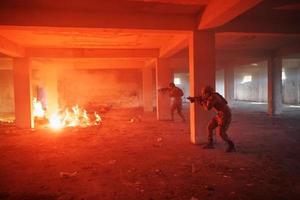 militare truppe nel azione urbano ambiente foto