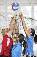 ragazze che giocano a pallavolo indoor foto