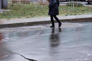 superficie di un' nevoso, scivoloso strada su un' inverno giorno. foto