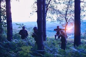 militare soldati nel campo foto