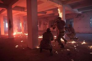 militare truppe nel azione urbano ambiente foto