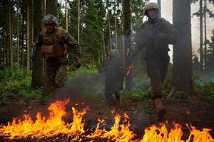 moderno guerra soldati squadra nel battaglia foto