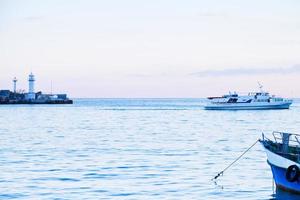 faro e nero mare nel blu sera, yalta foto