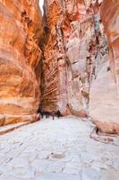 antico romano pavimentata strada nel siq passaggio nel città petra, foto