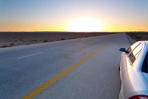 in ritardo blu-giallo tramonto nel deserto foto