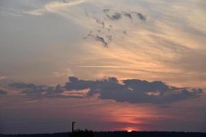 bellissimo tramonto estate cielo nuvole e un' volante aereo. tramonto sera cielo nel il sera. foto