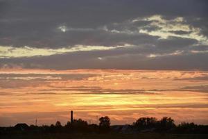 bellissimo tramonto estate cielo nuvole e un' volante aereo. tramonto sera cielo nel il sera. foto