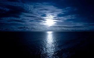 chiaro di luna nel oceano paesaggio. foto