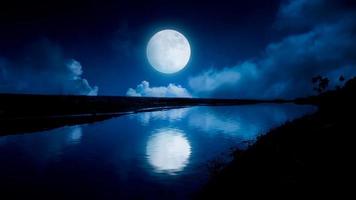 chiaro di luna riflessione nel un' fiume. foto