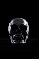 Halloween umano cranio su un vecchio di legno tavolo al di sopra di nero sfondo. forma di cranio osso per Morte testa su Halloween Festival quale mostrare orrore il male dente paura e allarmante, copia spazio foto