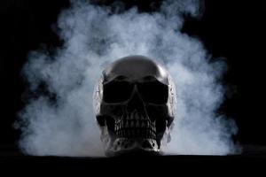 Halloween umano cranio su un vecchio di legno tavolo al di sopra di nero sfondo. forma di cranio osso per Morte testa su Halloween Festival quale mostrare orrore il male dente paura e pauroso con nebbia Fumo, copia spazio foto