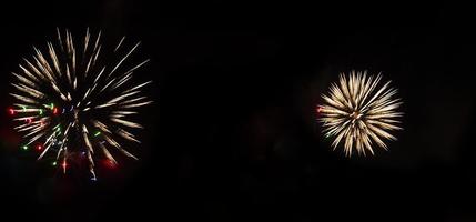 Due fuochi d'artificio nel notte cielo foto