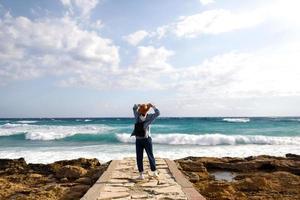 femmina viaggiatore ammirazione un' marino Visualizza. turismo nel Cipro. ragazza viaggi su il spiagge. giovane bellissimo fricchettone donna su tropicale spiaggia, estate vacanza, felice, divertimento, godendo, raggio di luce del sole, soleggiato. foto