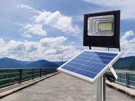 fotovoltaico faretti uso solare energia su il diga cresta. puro energia concetto foto