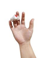 un' donna di mano con un' sanguinoso cotone tampone rappresenta un accidentale infortunio su un' bianca sfondo foto