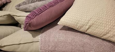 confortevole colorato cuscini su divano foto