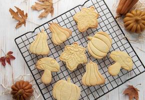 biscotti sagomato piace zucca e le foglie su rustico legna sfondo foto