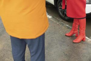 rosso stivali. rosso Da donna vestiario. incontro le persone. foto